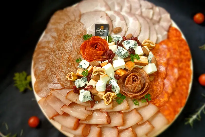 meze na stolu